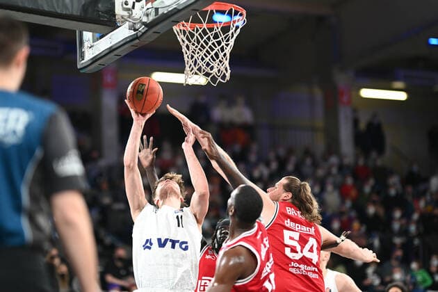 Basketball I Herren I Saison 2021-2022 I BBL I 13. Spieltag I Hamburg Towers - Jobstairs Gießen 46ers I 26.12.2021 Maik Kotsar (11, Hamburg Towers) kann den Ball ins Netz legen, John Bryant (54, JobStairs GIESSEN 46ers) kann das nicht verhindern Hamburg-Wilhelmsburg edel-optics.de Arena Hamburg Deutschland Copyright: xLobeca Schlikisx