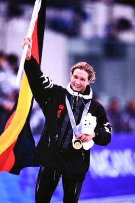 PECHSTEIN Claudia Team GER mit Goldmedaille Eisschnelllaufen Olympiasiegerin 5000m der Frauen Olympische Winterspiele 1998 in Nagano Japan vom 07. - 22. 02 1998 am 20. 02.1998 in Nagano *** PECHSTEIN Claudia Team GER with Gold Medal Speed Skating Olympic Champion 5000m Women Olympic Winter Games 1998 in Nagano Japan from 07 22 02 1998 on 20 02 1998 in Nagano