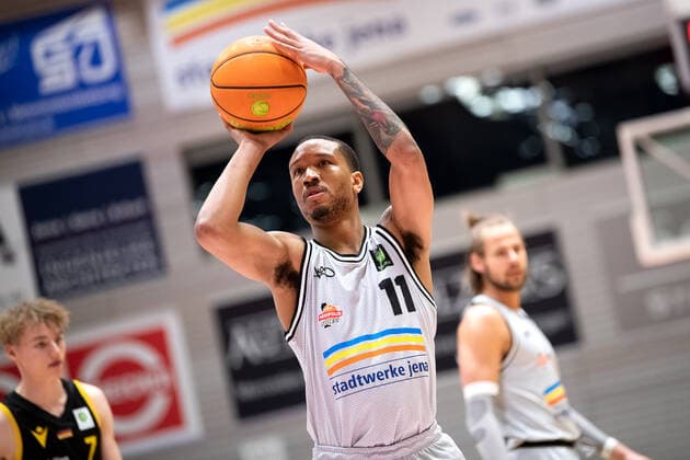 BARMER 2. Basketball Bundesliga Saison 2021 2022 Spieltag 16 am 27.12.21 Medipolis SC Jena vs Tigers Tübingen Rayshawn Simmons (Jena) mit dem Freiwurf, Portait Sparkassen Arena