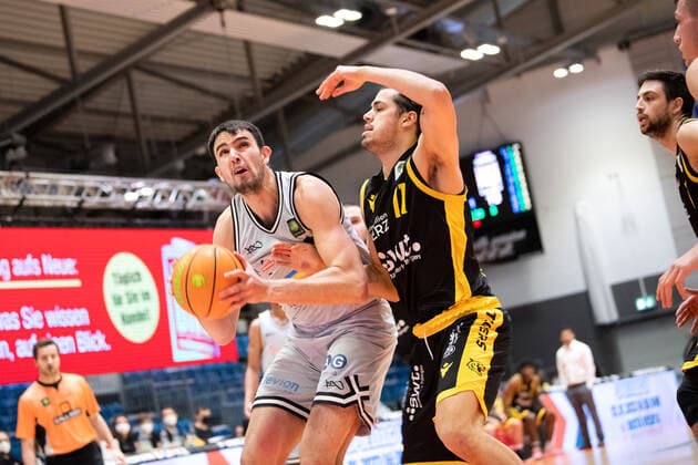 BARMER 2. Basketball Bundesliga Saison 2021 2022 Spieltag 16 am 27.12.21 Medipolis SC Jena vs Tigers Tübingen v.li. Alexander Herrera (Jena) am Ball gegen Mateo Seric (Tübingen) Sparkassen Arena