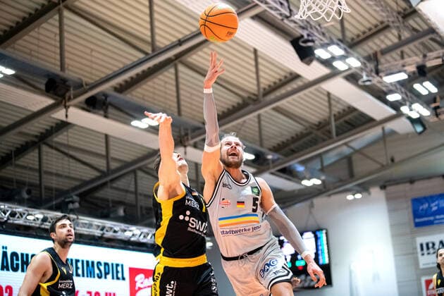 BARMER 2. Basketball Bundesliga Saison 2021 2022 Spieltag 16 am 27.12.21 Medipolis SC Jena vs Tigers Tübingen v.re. Nico Brauner (Jena) beim Korbleger gegen Gianni Otto (Tübingen) Sparkassen Arena