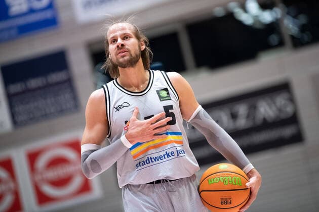 BARMER 2. Basketball Bundesliga Saison 2021 2022 Spieltag 16 am 27.12.21 Medipolis SC Jena vs Tigers Tübingen Nico Brauner (Jena) konzentriert vor dem Freiwurf, Portrait Sparkassen Arena