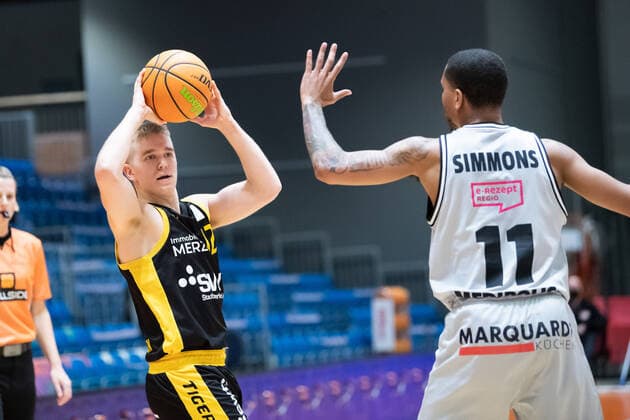 BARMER 2. Basketball Bundesliga Saison 2021 2022 Spieltag 16 am 27.12.21 Medipolis SC Jena vs Tigers Tübingen v.li. Aatu Alert Kivimaki (Tübingen) am Ball gegen Rayshawn Simmons (Jena) Sparkassen Arena