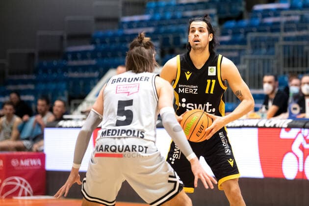 BARMER 2. Basketball Bundesliga Saison 2021 2022 Spieltag 16 am 27.12.21 Medipolis SC Jena vs Tigers Tübingen v.re. am Ball Erol Antonio Ersek (Tübingen) gegen Nico Brauner (Jena) Sparkassen Arena
