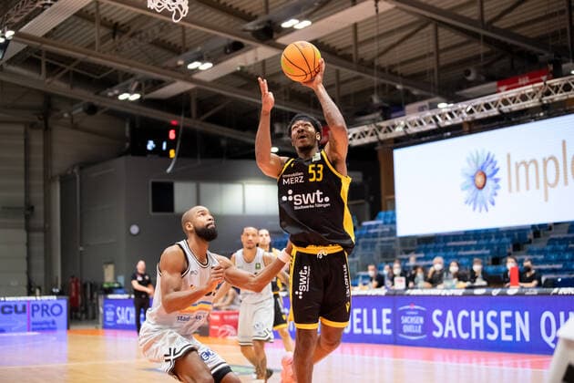 BARMER 2. Basketball Bundesliga Saison 2021 2022 Spieltag 16 am 27.12.21 Medipolis SC Jena vs Tigers Tübingen v.re. beim Korbleger Isaiah Deion Crawley (Tübingen) gegen Brandon Thomas (Jena) Sparkassen Arena