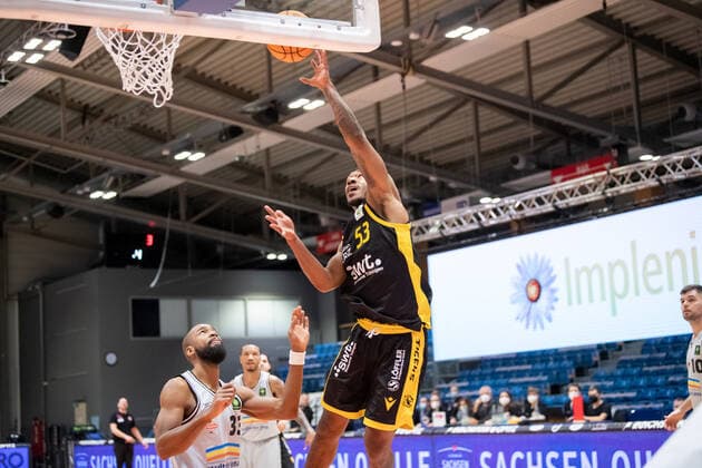 BARMER 2. Basketball Bundesliga Saison 2021 2022 Spieltag 16 am 27.12.21 Medipolis SC Jena vs Tigers Tübingen v.re. beim Korbleger Isaiah Deion Crawley (Tübingen) gegen Brandon Thomas (Jena) Sparkassen Arena
