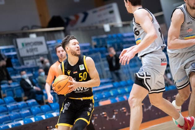BARMER 2. Basketball Bundesliga Saison 2021 2022 Spieltag 16 am 27.12.21 Medipolis SC Jena vs Tigers Tübingen links: Joanic Grüttner Bacoul (Tübingen) Sparkassen Arena
