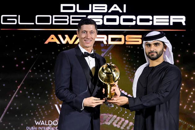 Bilder des Jahres 2021, Sport 12 Dezember Sport Themen der Woche KW52 Sport Bilder des Tages Foto Fabio Ferrari - LaPresse 27 Dicembre 2021 Dubai (Emirati Arabi) Dubai Globe Soccer Awards 2021 - Tredicesima Edizione. Nella foto: TikTok Fans™ Player of the Year: Robert Lewandowski photo Fabio Ferrari - LaPresse December 27, 2021 Dubai (United Arab Emirates) Sport Dubai Globe Soccer Awards 2021 -13th Edition. In the pic: TikTok Fans™ Player of the Year: Robert Lewandowski  Copyright: xFabioxFerrari LaPressex