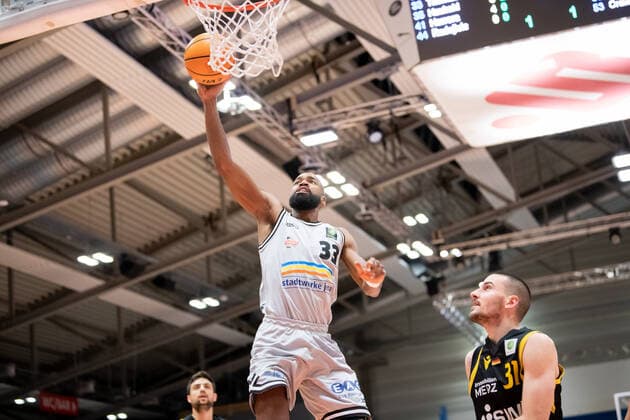 BARMER 2. Basketball Bundesliga Saison 2021 2022 Spieltag 16 am 27.12.21 Medipolis SC Jena vs Tigers Tübingen Mitte: Brandon Thomas (Jena) mit dem Korberfolg, rechts Daniel Keppeler (Tübingen) Sparkassen Arena