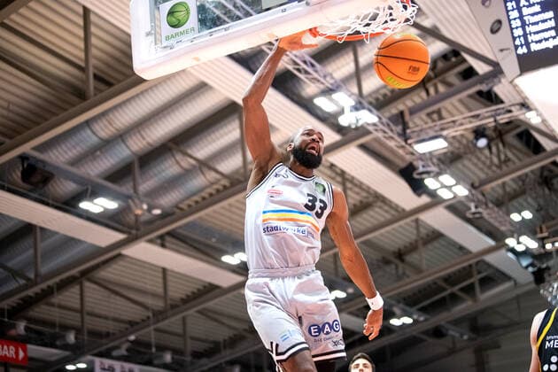 BARMER 2. Basketball Bundesliga Saison 2021 2022 Spieltag 16 am 27.12.21 Medipolis SC Jena vs Tigers Tübingen Brandon Thomas (Jena) mit dem Dunking Sparkassen Arena