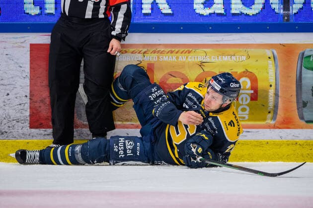 211227 Södertäljes Emil Alba har ont under ishockeymatchen i Hockeyallsvenskan mellan Södertälje och Troja Ljungby den 27 december 2021 i Södertälje. Copyright: JESPERxZERMAN BB211227JZ019
