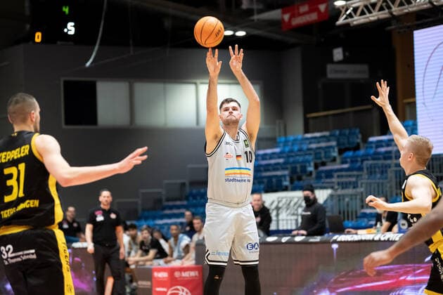 BARMER 2. Basketball Bundesliga Saison 2021 2022 Spieltag 16 am 27.12.21 Medipolis SC Jena vs Tigers Tübingen Mitte: Julius Wolf (Jena) mit einem erfolgreichen 3 Punkt Wurf Sparkassen Arena