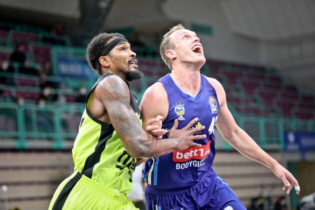 medi bayreuth - ALBA Berlinl , Basketball, Bundesliga, BBL, Spieltag 13, Spielzeit 2021 2022, 27.12.2021, medi bayreuth - ALBA Berlin , Basketball, Bundesliga, BBL, Spieltag 13, Spielzeit 2021 2022, 27.12.2021, Foto: EIBNER Thorsten Ochs Chemnitz Copyright: xEibner-Pressefoto ThorstenxOchsx EP_TOS