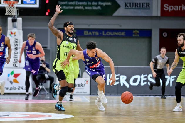 medi bayreuth - ALBA Berlinl , Basketball, Bundesliga, BBL, Spieltag 13, Spielzeit 2021 2022, 27.12.2021, medi bayreuth - ALBA Berlin , Basketball, Bundesliga, BBL, Spieltag 13, Spielzeit 2021 2022, 27.12.2021, Foto: EIBNER Thorsten Ochs Chemnitz Copyright: xEibner-Pressefoto ThorstenxOchsx EP_TOS