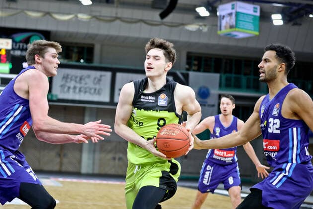 medi bayreuth - ALBA Berlinl , Basketball, Bundesliga, BBL, Spieltag 13, Spielzeit 2021 2022, 27.12.2021, medi bayreuth - ALBA Berlin , Basketball, Bundesliga, BBL, Spieltag 13, Spielzeit 2021 2022, 27.12.2021, Foto: EIBNER Thorsten Ochs Chemnitz Copyright: xEibner-Pressefoto ThorstenxOchsx EP_TOS