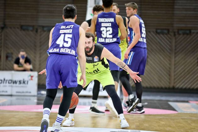 medi bayreuth - ALBA Berlinl , Basketball, Bundesliga, BBL, Spieltag 13, Spielzeit 2021 2022, 27.12.2021, medi bayreuth - ALBA Berlin , Basketball, Bundesliga, BBL, Spieltag 13, Spielzeit 2021 2022, 27.12.2021, Foto: EIBNER Thorsten Ochs Chemnitz Copyright: xEibner-Pressefoto ThorstenxOchsx EP_TOS