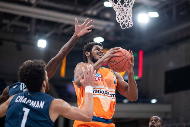 Sport Themen der Woche KW52 Sport Bilder des Tages Cristiano Felicio (Ratiopharm Ulm) am Korb gegen Brekkott Chapman (Academics Heidelberg), GER, MLP Academics Heidelberg vs. Ratiopharm Ulm, 27.12.2021, 13. Spieltag easycredit Basketball Bundesliga, Spielzeit 2021 2022. GER, MLP Academics Heidelberg vs. Ratiopharm Ulm, 27.12.2021, 13. Spieltag easycredit Basketball Bundesliga, Spielzeit 2021 2022 Heidelberg Copyright: xEibner MichaelxMemmlerx EP_MMR