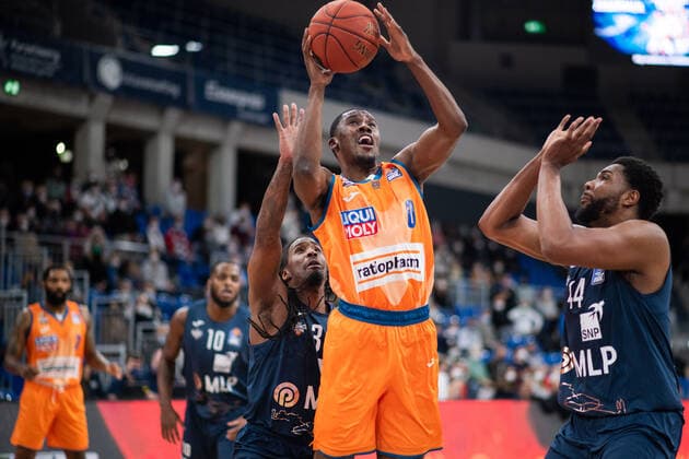 Semaj Christon (Ratiopharm Ulm) im Zweikampf mit Robert Lowery Jr. (Academics Heidelberg), Keith Wright (Academics Heidelberg), GER, MLP Academics Heidelberg vs. Ratiopharm Ulm, 27.12.2021, 13. Spieltag easycredit Basketball Bundesliga, Spielzeit 2021 2022. GER, MLP Academics Heidelberg vs. Ratiopharm Ulm, 27.12.2021, 13. Spieltag easycredit Basketball Bundesliga, Spielzeit 2021 2022 Heidelberg Copyright: xEibner MichaelxMemmlerx EP_MMR