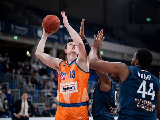 Nicolas Bretzel (Ratiopharm Ulm) im Zweikampf mit Keith Wright (Academics Heidelberg), GER, MLP Academics Heidelberg vs. Ratiopharm Ulm, 27.12.2021, 13. Spieltag easycredit Basketball Bundesliga, Spielzeit 2021 2022. GER, MLP Academics Heidelberg vs. Ratiopharm Ulm, 27.12.2021, 13. Spieltag easycredit Basketball Bundesliga, Spielzeit 2021 2022 Heidelberg Copyright: xEibner MichaelxMemmlerx EP_MMR
