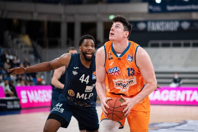 Nicolas Bretzel (Ratiopharm Ulm) im Zweikampf mit Keith Wright (Academics Heidelberg), GER, MLP Academics Heidelberg vs. Ratiopharm Ulm, 27.12.2021, 13. Spieltag easycredit Basketball Bundesliga, Spielzeit 2021 2022. GER, MLP Academics Heidelberg vs. Ratiopharm Ulm, 27.12.2021, 13. Spieltag easycredit Basketball Bundesliga, Spielzeit 2021 2022 Heidelberg Copyright: xEibner MichaelxMemmlerx EP_MMR