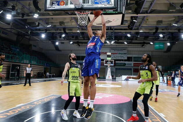 13. Spieltag der easyCredit BBL Basketball Bundesliga in der Oberfrankenhalle in Bayreuth Saison 2021-2022 Medi Bayreuth gegen ALBA Berlin Bastian Doreth (Medi Bayreuth) -10- links Oscar da Silva (ALBA Berlin) -1- rechts