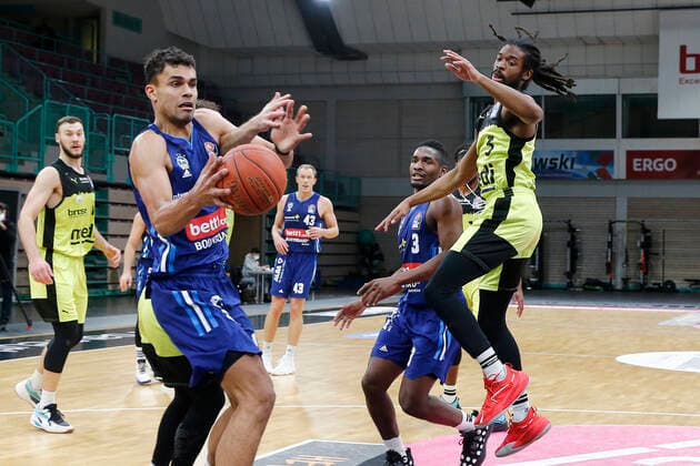 13. Spieltag der easyCredit BBL Basketball Bundesliga in der Oberfrankenhalle in Bayreuth Saison 2021-2022 Medi Bayreuth gegen ALBA Berlin Marcus Thornton ( Medi Bayreuth) -3- rechts Oscar da Silva (ALBA Berlin) -1- links