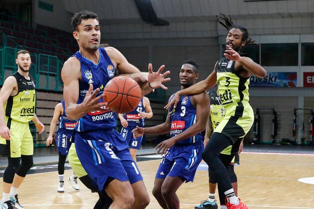 13. Spieltag der easyCredit BBL Basketball Bundesliga in der Oberfrankenhalle in Bayreuth Saison 2021-2022 Medi Bayreuth gegen ALBA Berlin Marcus Thornton ( Medi Bayreuth) -3- rechts Oscar da Silva (ALBA Berlin) -1- links