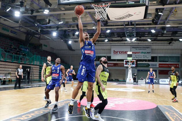13. Spieltag der easyCredit BBL Basketball Bundesliga in der Oberfrankenhalle in Bayreuth Saison 2021-2022 Medi Bayreuth gegen ALBA Berlin Bastian Doreth (Medi Bayreuth) -10- rechts Oscar da Silva (ALBA Berlin) -1- links