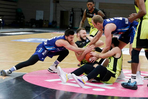 Sport Themen der Woche KW52 Sport Bilder des Tages 13. Spieltag der easyCredit BBL Basketball Bundesliga in der Oberfrankenhalle in Bayreuth Saison 2021-2022 Medi Bayreuth gegen ALBA Berlin Martynas Sajus ( Medi Bayreuth) -19- 2.v. links Bastian Doreth (Medi Bayreuth) -10- 2.v. rechts Tamir Blatt (ALBA Berlin) -45- links Lukas Sikma (ALBA Berlin) -43- rechts
