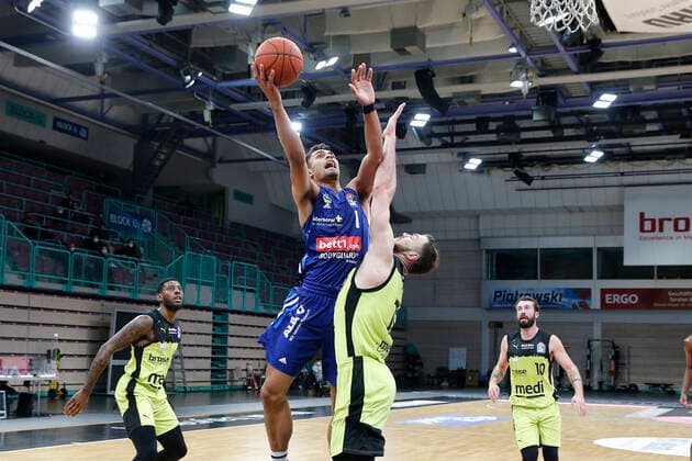 13. Spieltag der easyCredit BBL Basketball Bundesliga in der Oberfrankenhalle in Bayreuth Saison 2021-2022 Medi Bayreuth gegen ALBA Berlin Martynas Sajus ( Medi Bayreuth) -19- rechts Oscar da Silva (ALBA Berlin) -1- links
