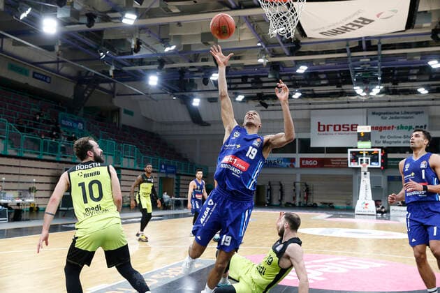 13. Spieltag der easyCredit BBL Basketball Bundesliga in der Oberfrankenhalle in Bayreuth Saison 2021-2022 Medi Bayreuth gegen ALBA Berlin Bastian Doreth (Medi Bayreuth) -10- links Louis Olinde (ALBA Berlin) -19- rechts
