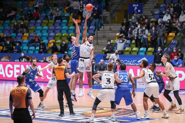 DeBisschop Brooks,(Fraport Skyliners, 22),Atkins Darion,(Niners Chemnitz, 44), , GER,Basketball, BBL, Fraport Skyliners gegen Niners Chemnitz,27.12.2021, Frankfurt Copyright: xEibner-Pressefoto UlrichxScherbaumx EP_usm