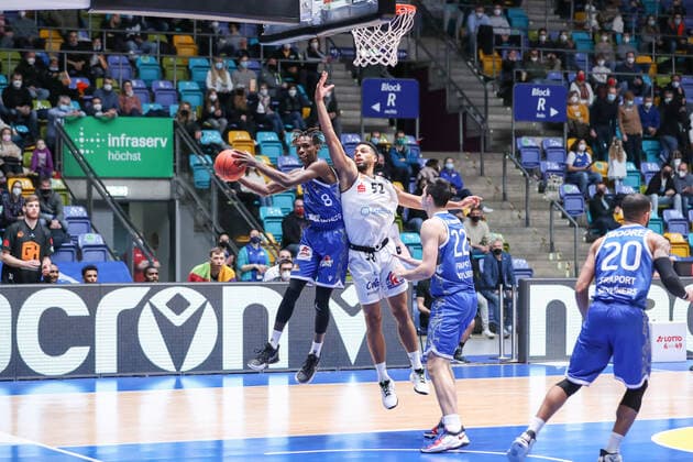 Schoormann Len Adam,(Fraport Skyliners, 6),Lockett Trent,(Niners Chemnitz, 52),DeBisschop Brooks,(Fraport Skyliners, 22), , GER,Basketball, BBL, Fraport Skyliners gegen Niners Chemnitz,27.12.2021, Frankfurt Copyright: xEibner-Pressefoto UlrichxScherbaumx EP_usm