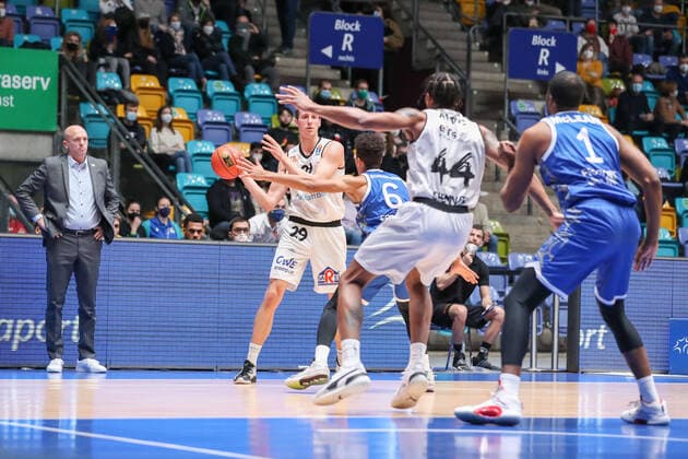 Pastore Rodrigo,(HC Niners Chemnitz), Susinskas Mindaugas,(Niners Chemnitz, 29),Atkins Darion,(Niners Chemnitz, 44),McLean Jamel,(Fraport Skyliners, 1), , GER,Basketball, BBL, Fraport Skyliners gegen Niners Chemnitz,27.12.2021, Frankfurt Copyright: xEibner-Pressefoto UlrichxScherbaumx EP_usm