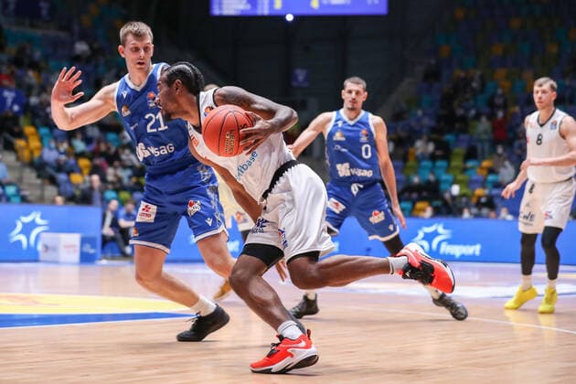 Brenneke Lorenz,(Fraport Skyliners, 21),Isiaha Mike,(Niners Chemnitz, 11), , GER,Basketball, BBL, Fraport Skyliners gegen Niners Chemnitz,27.12.2021, Frankfurt Copyright: xEibner-Pressefoto UlrichxScherbaumx EP_usm