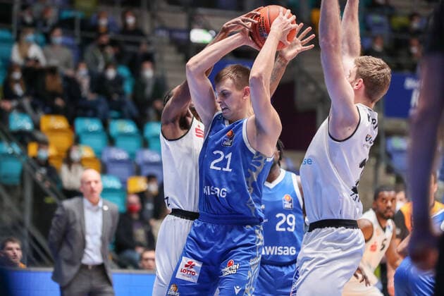 Isiaha Mike,(Niners Chemnitz, 11),Brenneke Lorenz,(Fraport Skyliners, 21), , GER,Basketball, BBL, Fraport Skyliners gegen Niners Chemnitz,27.12.2021, Frankfurt Copyright: xEibner-Pressefoto UlrichxScherbaumx EP_usm