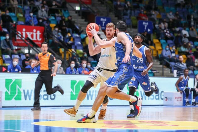 Karacic,(Niners Chemnitz, 21),DeBisschop Brooks,(Fraport Skyliners, 22), , GER,Basketball, BBL, Fraport Skyliners gegen Niners Chemnitz,27.12.2021, Frankfurt Copyright: xEibner-Pressefoto UlrichxScherbaumx EP_usm