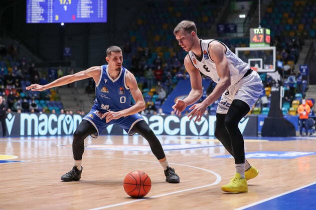 Wank Lukas,(Fraport Skyliners, 0),Wimberg Niklas,(Niners Chemnitz, 8), , GER,Basketball, BBL, Fraport Skyliners gegen Niners Chemnitz,27.12.2021, Frankfurt Copyright: xEibner-Pressefoto UlrichxScherbaumx EP_usm