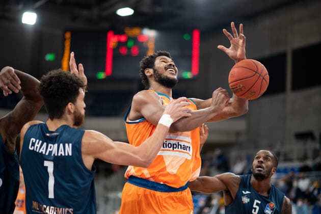 Cristiano Felicio (Ratiopharm Ulm) im Zweikampf mit Brekkott Chapman (Academics Heidelberg), GER, MLP Academics Heidelberg vs. Ratiopharm Ulm, 27.12.2021, 13. Spieltag easycredit Basketball Bundesliga, Spielzeit 2021 2022. GER, MLP Academics Heidelberg vs. Ratiopharm Ulm, 27.12.2021, 13. Spieltag easycredit Basketball Bundesliga, Spielzeit 2021 2022 Heidelberg Copyright: xEibner MichaelxMemmlerx EP_MMR