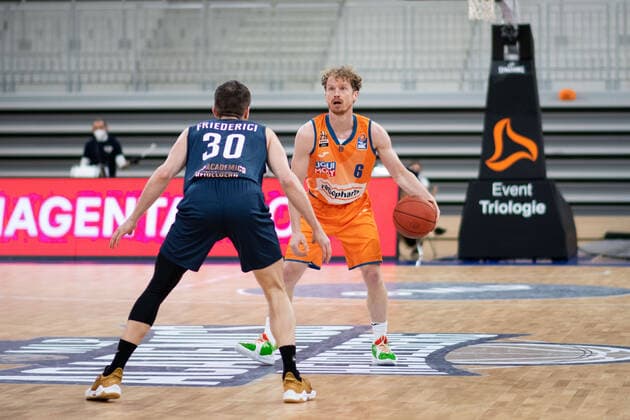 Per Guenther (Ratiopharm Ulm) im Zweikampf mit Leon Friederici (Academics Heidelberg), GER, MLP Academics Heidelberg vs. Ratiopharm Ulm, 27.12.2021, 13. Spieltag easycredit Basketball Bundesliga, Spielzeit 2021 2022. GER, MLP Academics Heidelberg vs. Ratiopharm Ulm, 27.12.2021, 13. Spieltag easycredit Basketball Bundesliga, Spielzeit 2021 2022 Heidelberg Copyright: xEibner MichaelxMemmlerx EP_MMR