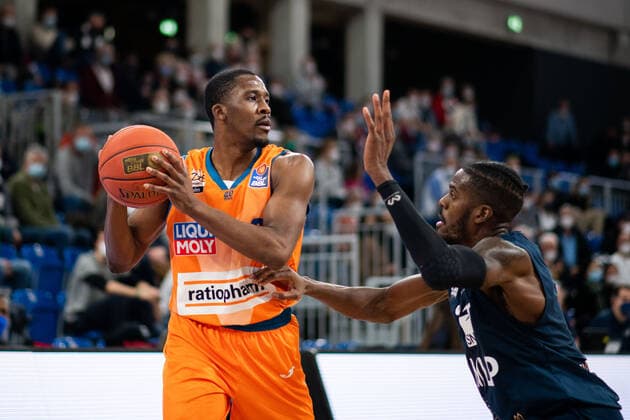 Semaj Christon (Ratiopharm Ulm) im Zweikampf mit Shyron Ely (Academics Heidelberg), GER, MLP Academics Heidelberg vs. Ratiopharm Ulm, 27.12.2021, 13. Spieltag easycredit Basketball Bundesliga, Spielzeit 2021 2022. GER, MLP Academics Heidelberg vs. Ratiopharm Ulm, 27.12.2021, 13. Spieltag easycredit Basketball Bundesliga, Spielzeit 2021 2022 Heidelberg Copyright: xEibner MichaelxMemmlerx EP_MMR
