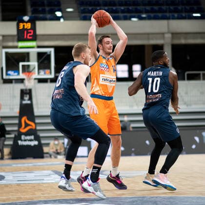 Philipp Herkenhoff (Ratiopharm Ulm) im Zweikampf mit Kelvin Martin (Academics Heidelberg), Maximilian Ugrai (Academics Heidelberg), GER, MLP Academics Heidelberg vs. Ratiopharm Ulm, 27.12.2021, 13. Spieltag easycredit Basketball Bundesliga, Spielzeit 2021 2022. GER, MLP Academics Heidelberg vs. Ratiopharm Ulm, 27.12.2021, 13. Spieltag easycredit Basketball Bundesliga, Spielzeit 2021 2022 Heidelberg Copyright: xEibner MichaelxMemmlerx EP_MMR