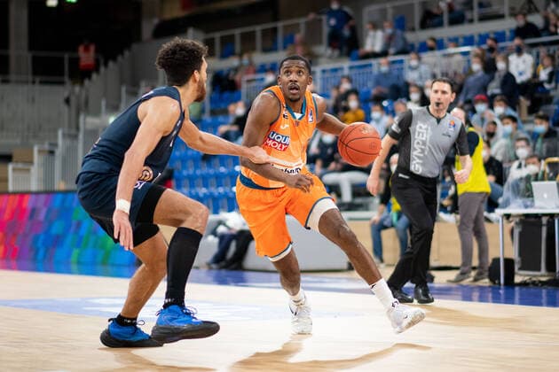 Semaj Christon (Ratiopharm Ulm) im Zweikampf mit Brekkott Chapman (Academics Heidelberg), GER, MLP Academics Heidelberg vs. Ratiopharm Ulm, 27.12.2021, 13. Spieltag easycredit Basketball Bundesliga, Spielzeit 2021 2022. GER, MLP Academics Heidelberg vs. Ratiopharm Ulm, 27.12.2021, 13. Spieltag easycredit Basketball Bundesliga, Spielzeit 2021 2022 Heidelberg Copyright: xEibner MichaelxMemmlerx EP_MMR