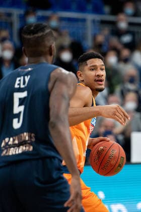 Karim Jallow (Ratiopharm Ulm) im Zweikampf mit Shyron Ely (Academics Heidelberg), GER, MLP Academics Heidelberg vs. Ratiopharm Ulm, 27.12.2021, 13. Spieltag easycredit Basketball Bundesliga, Spielzeit 2021 2022. GER, MLP Academics Heidelberg vs. Ratiopharm Ulm, 27.12.2021, 13. Spieltag easycredit Basketball Bundesliga, Spielzeit 2021 2022 Heidelberg Copyright: xEibner MichaelxMemmlerx EP_MMR
