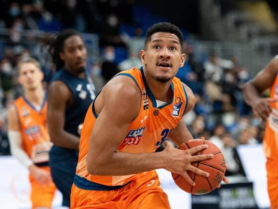 Karim Jallow (Ratiopharm Ulm) am Ball, GER, MLP Academics Heidelberg vs. Ratiopharm Ulm, 27.12.2021, 13. Spieltag easycredit Basketball Bundesliga, Spielzeit 2021 2022. GER, MLP Academics Heidelberg vs. Ratiopharm Ulm, 27.12.2021, 13. Spieltag easycredit Basketball Bundesliga, Spielzeit 2021 2022 Heidelberg Copyright: xEibner MichaelxMemmlerx EP_MMR