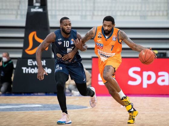 Sindarius Thornwell (Ratiopharm Ulm) im Zweikampf mit Kelvin Martin (Academics Heidelberg), GER, MLP Academics Heidelberg vs. Ratiopharm Ulm, 27.12.2021, 13. Spieltag easycredit Basketball Bundesliga, Spielzeit 2021 2022. GER, MLP Academics Heidelberg vs. Ratiopharm Ulm, 27.12.2021, 13. Spieltag easycredit Basketball Bundesliga, Spielzeit 2021 2022 Heidelberg Copyright: xEibner MichaelxMemmlerx EP_MMR