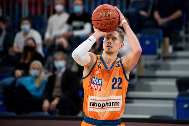 Thomas Klepeisz (Ratiopharm Ulm) am Ball, GER, MLP Academics Heidelberg vs. Ratiopharm Ulm, 27.12.2021, 13. Spieltag easycredit Basketball Bundesliga, Spielzeit 2021 2022. GER, MLP Academics Heidelberg vs. Ratiopharm Ulm, 27.12.2021, 13. Spieltag easycredit Basketball Bundesliga, Spielzeit 2021 2022 Heidelberg Copyright: xEibner MichaelxMemmlerx EP_MMR
