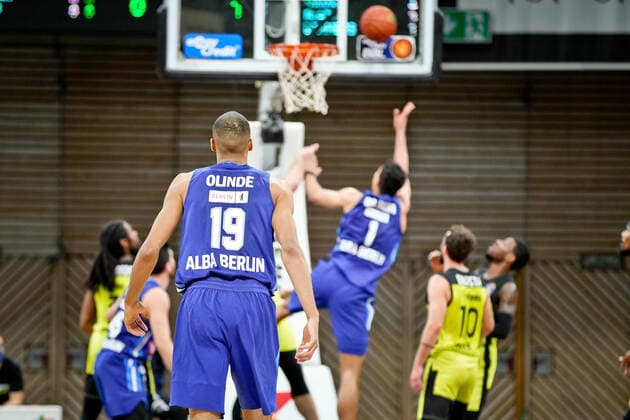 medi bayreuth - ALBA Berlin , Basketball, Bundesliga, BBL, Spieltag 13, Spielzeit 2021 2022, 27.12.2021, medi bayreuth - ALBA Berlin , Basketball, Bundesliga, BBL, Spieltag 13, Spielzeit 2021 2022, 27.12.2021, Foto: EIBNER Thorsten Ochs Chemnitz Copyright: xEibner-Pressefoto ThorstenxOchsx EP_TOS