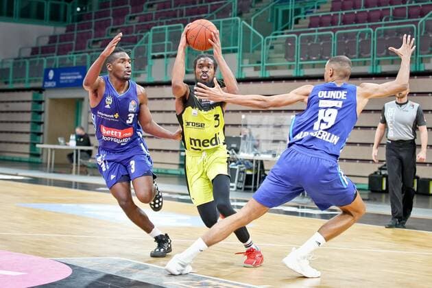 medi bayreuth - ALBA Berlin , Basketball, Bundesliga, BBL, Spieltag 13, Spielzeit 2021 2022, 27.12.2021, medi bayreuth - ALBA Berlin , Basketball, Bundesliga, BBL, Spieltag 13, Spielzeit 2021 2022, 27.12.2021, Foto: EIBNER Thorsten Ochs Chemnitz Copyright: xEibner-Pressefoto ThorstenxOchsx EP_TOS