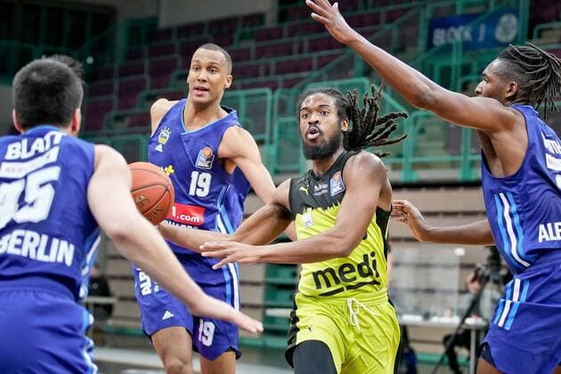 medi bayreuth - ALBA Berlin , Basketball, Bundesliga, BBL, Spieltag 13, Spielzeit 2021 2022, 27.12.2021, medi bayreuth - ALBA Berlin , Basketball, Bundesliga, BBL, Spieltag 13, Spielzeit 2021 2022, 27.12.2021, Foto: EIBNER Thorsten Ochs Chemnitz Copyright: xEibner-Pressefoto ThorstenxOchsx EP_TOS